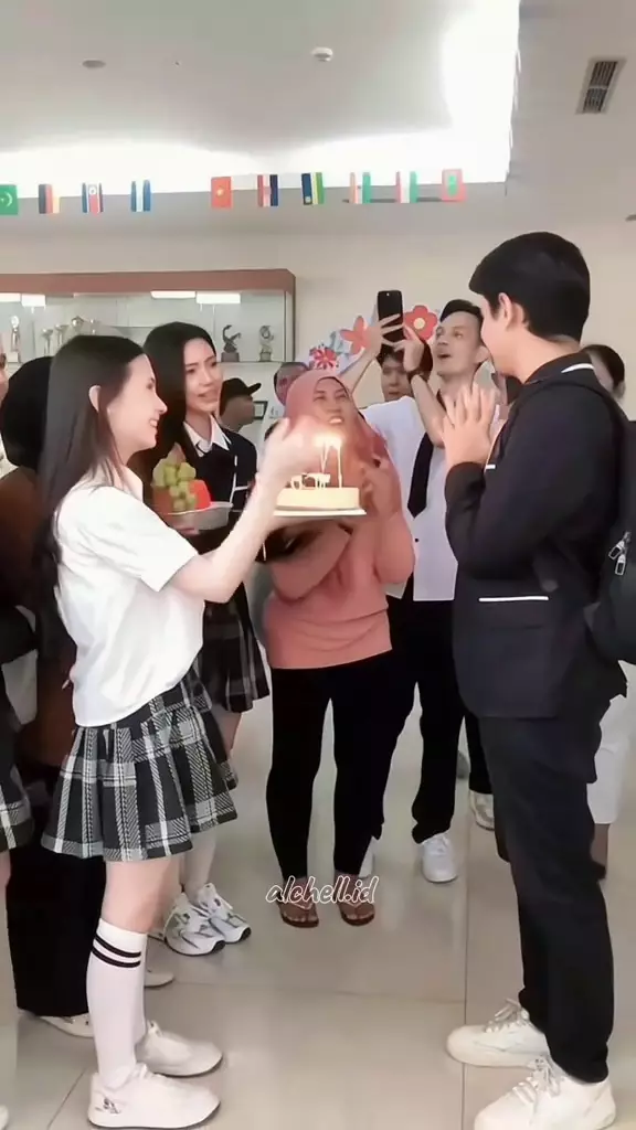 Aliando ulang tahun ke-29 dapat kejutan dari Richelle © 2025 brilio.net Aliando ulang tahun ke-29 dapat kejutan dari Richelle © 2025 brilio.net