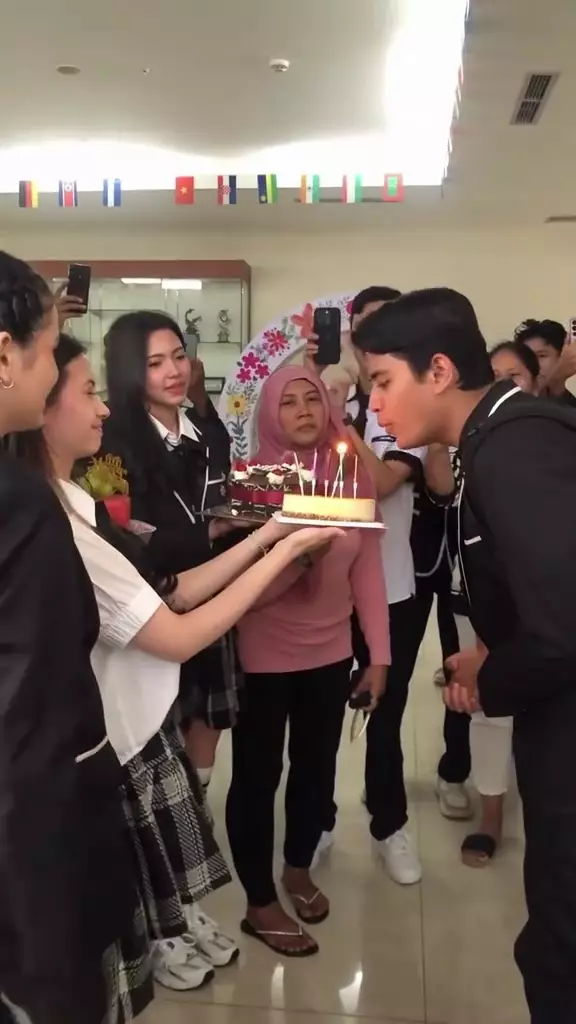 Aliando ulang tahun ke-29 dapat kejutan dari Richelle © 2025 brilio.net Aliando ulang tahun ke-29 dapat kejutan dari Richelle © 2025 brilio.net