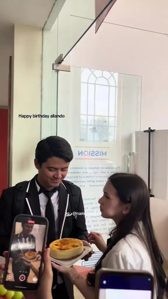 Aliando ulang tahun ke-29 dapat kejutan dari Richelle © 2025 brilio.net Aliando ulang tahun ke-29 dapat kejutan dari Richelle © 2025 brilio.net