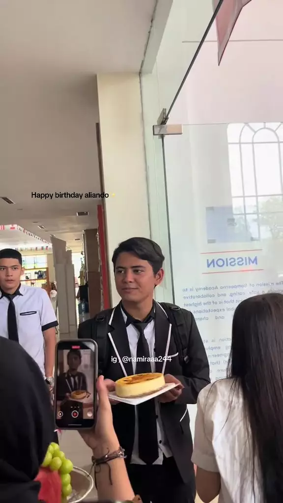 Aliando ulang tahun ke-29 dapat kejutan dari Richelle © 2025 brilio.net Aliando ulang tahun ke-29 dapat kejutan dari Richelle © 2025 brilio.net