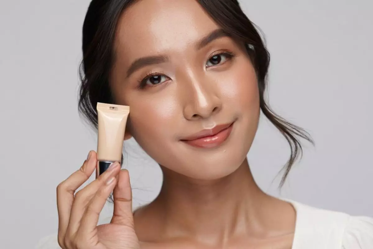 Glowing seharian tanpa oksidasi, ini 4 rekomendasi foundation yang jadi incaran banyak orang
