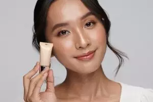Glowing seharian tanpa oksidasi, ini 4 rekomendasi foundation yang jadi incaran banyak orang