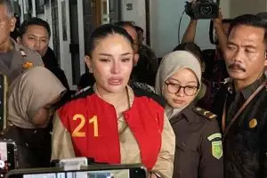 Nikita Mirzani divonis 4 tahun dan denda Rp 1 miliar dalam kasus pemerasan Reza Gladys