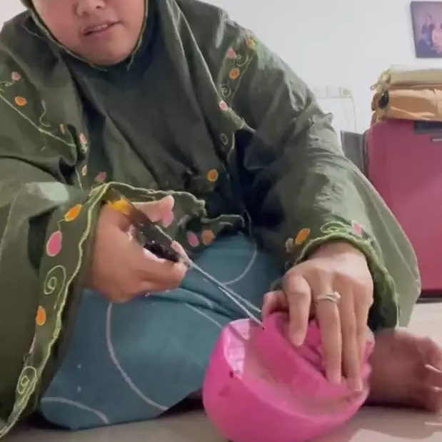 Wanita ini lupa bongkar celengan sejak SD, pas dibuka isinya bikin tercengang, warganet auto salfok