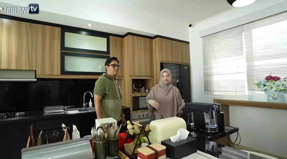 Natasha Rizki renovasi rumah lamanya Desta © YouTube