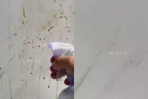 Cara mudah bersihkan cipratan minyak dan makanan di dinding dapur, auto kesat pakai 2 bahan dapur ini