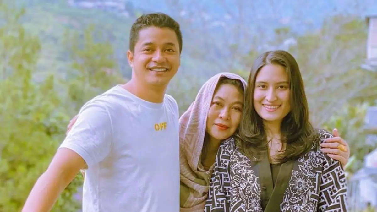 7 Momen manis kedekatan Angbeen Rishi dan ibu Adly Fairuz, akrab kayak ibu dan anak kandung