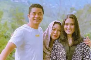 7 Momen manis kedekatan Angbeen Rishi dan ibu Adly Fairuz, akrab kayak ibu dan anak kandung