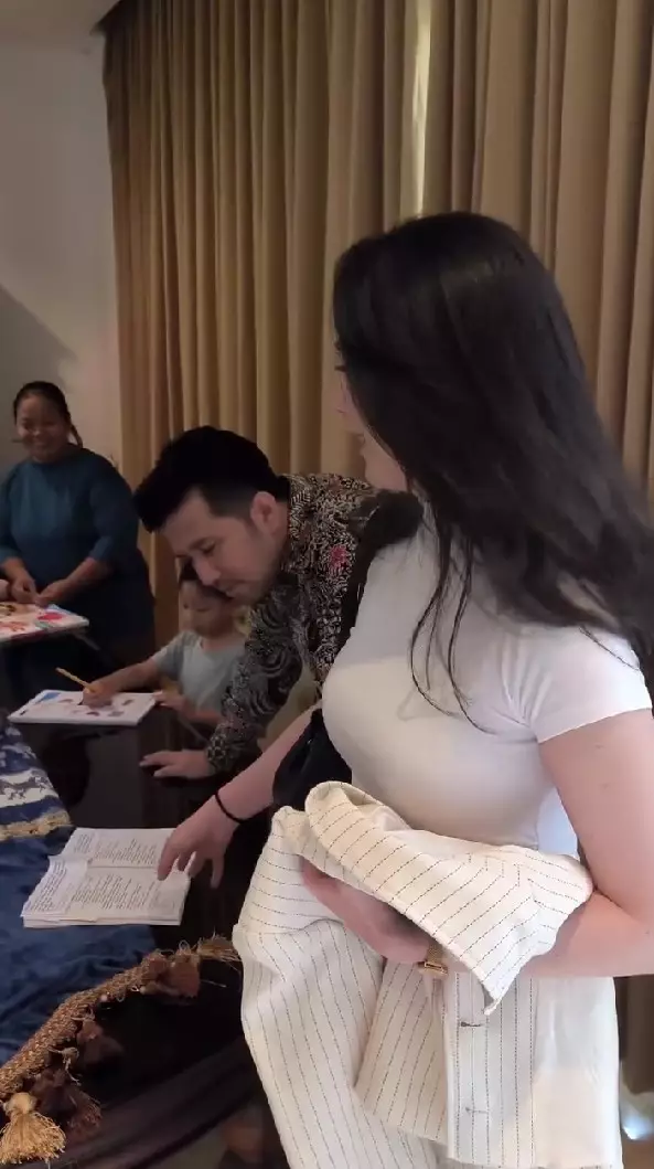 Emil Dardak turun tangan ajarin putranya © Instagram