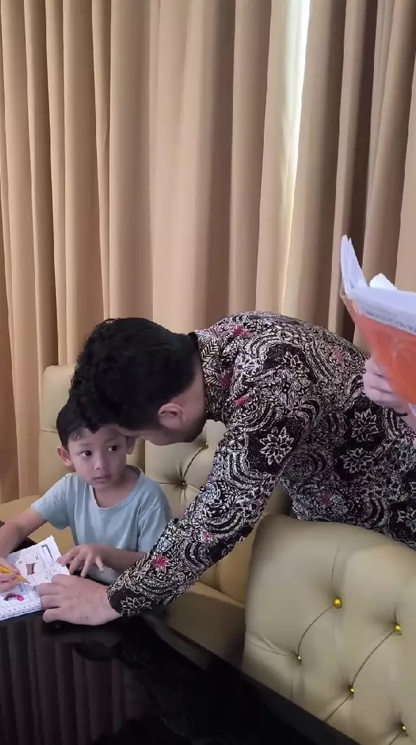 Emil Dardak turun tangan ajarin putranya © Instagram