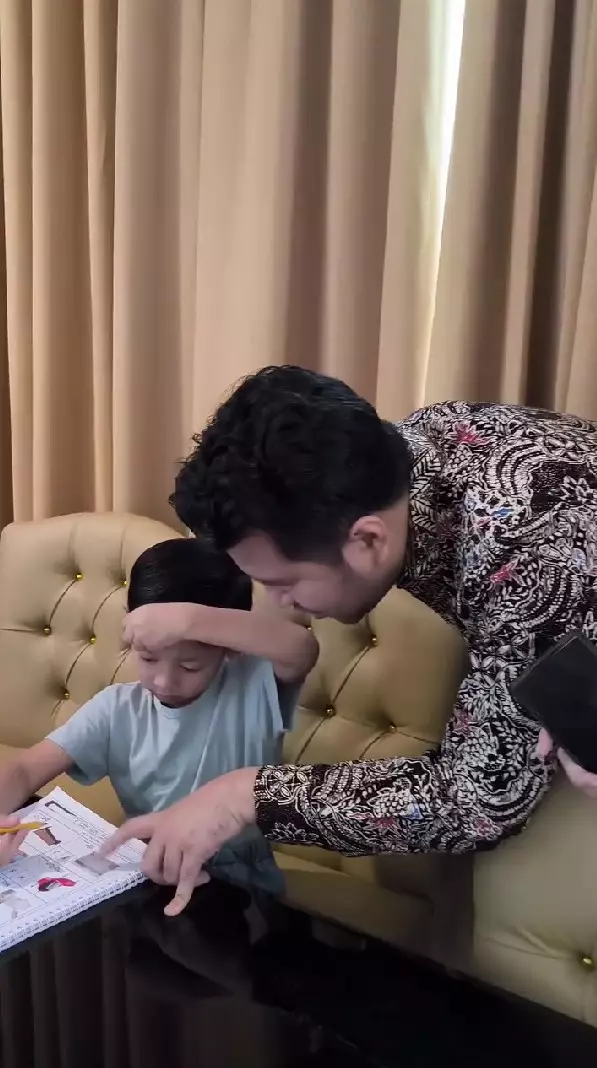 Emil Dardak turun tangan ajarin putranya © Instagram
