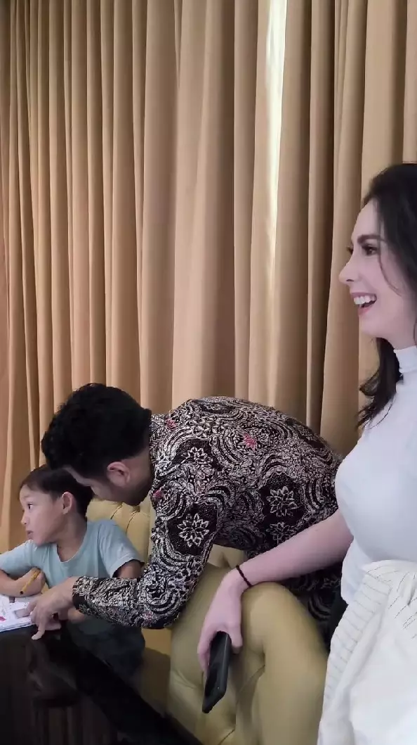 Emil Dardak turun tangan ajarin putranya © Instagram