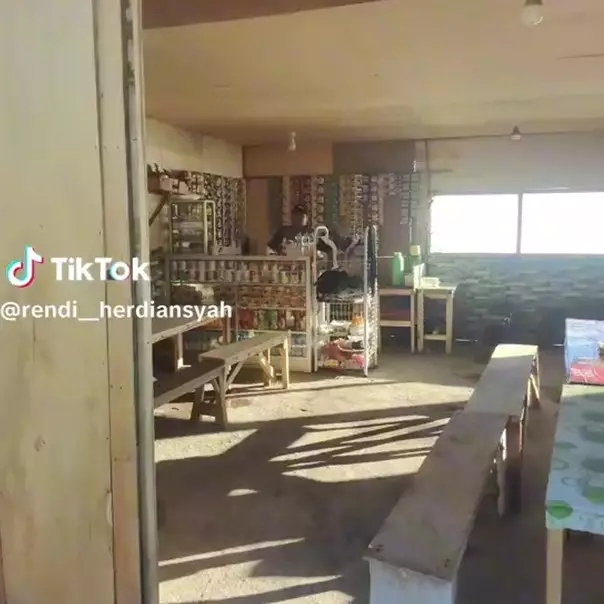 Potret warung di pegunungan ini sajikan pemandangan 4K, bikin momen ngopi serasa di atas awan