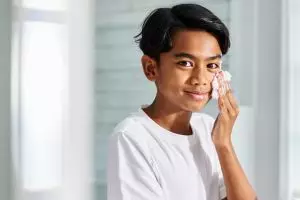 10 Skincare remaja laki-laki untuk kulit kering dan kusam, cerahkan wajah harga di bawah Rp 150 ribu