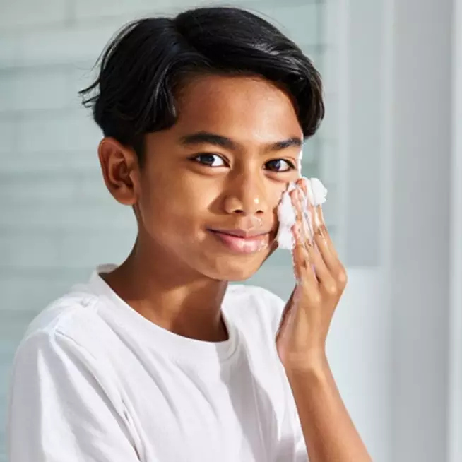 10 Skincare remaja laki-laki untuk kulit kering dan kusam, cerahkan wajah harga di bawah Rp 150 ribu