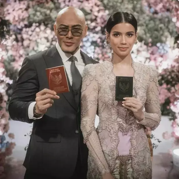 9 Tahun pacaran, 7 kisah cinta Deddy Corbuzier &amp; Sabrina Chairunnisa, cuma bertahan 3 tahun menikah