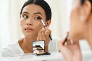 10 Rekomendasi palette eyeshadow terbaik, warna pigmented, tahan lama, dan mudah dibaurkan