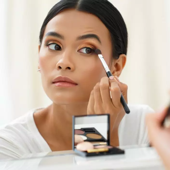 10 Rekomendasi palette eyeshadow terbaik, warna pigmented, tahan lama, dan mudah dibaurkan