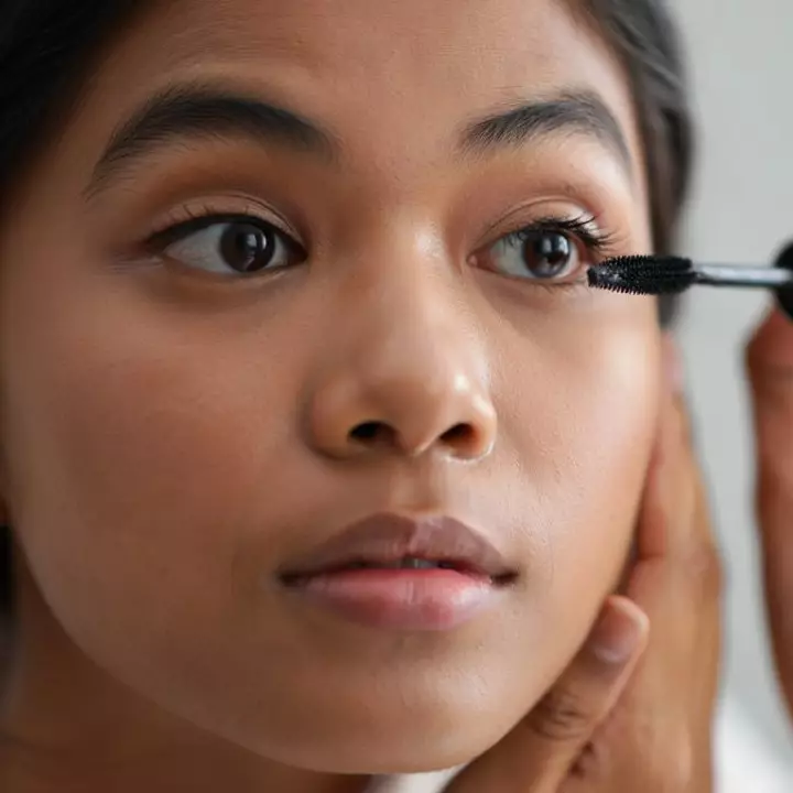 10 Rekomendasi maskara waterproof di bawah Rp100 ribu, bikin bulu mata lentik seharian