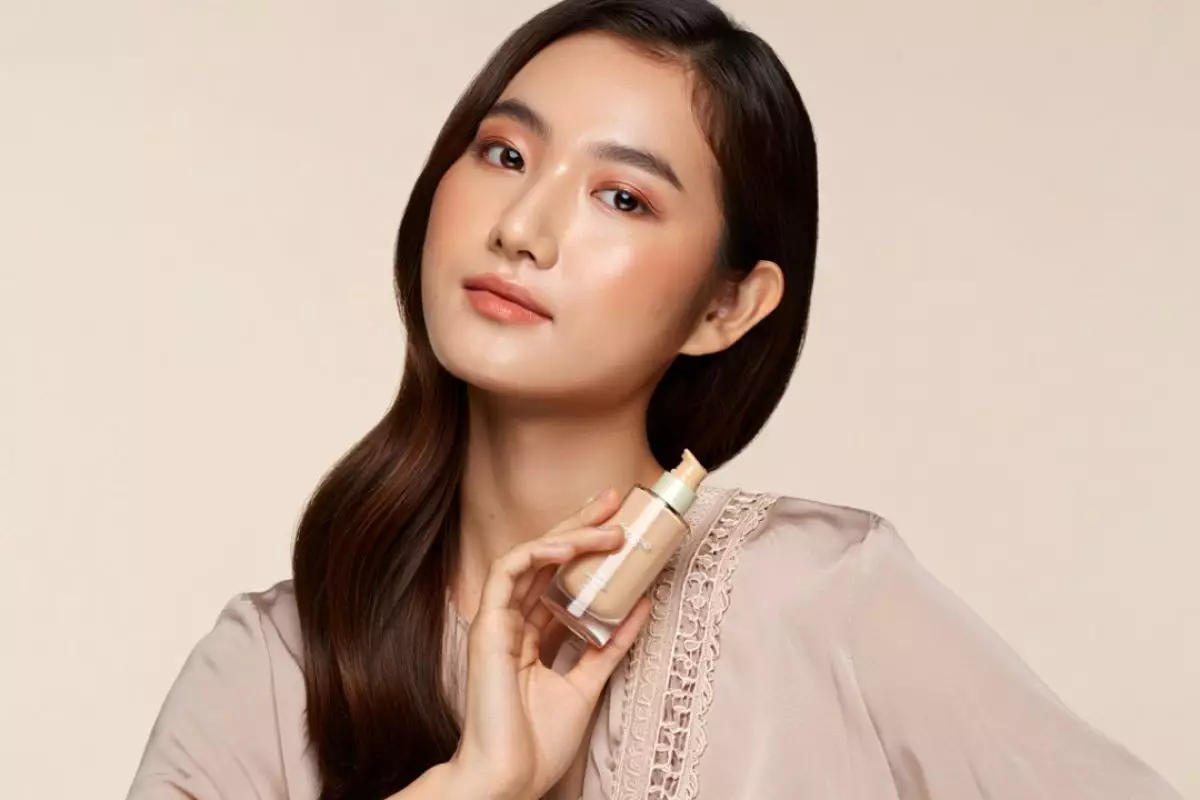 10 Rekomendasi produk makeup yang bikin kulit cerah seketika, glowing tanpa ribet