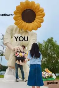 Usahanya totalitas abis, viral pria niat banget buat patung bunga matahari raksasa untuk lamar kekasih