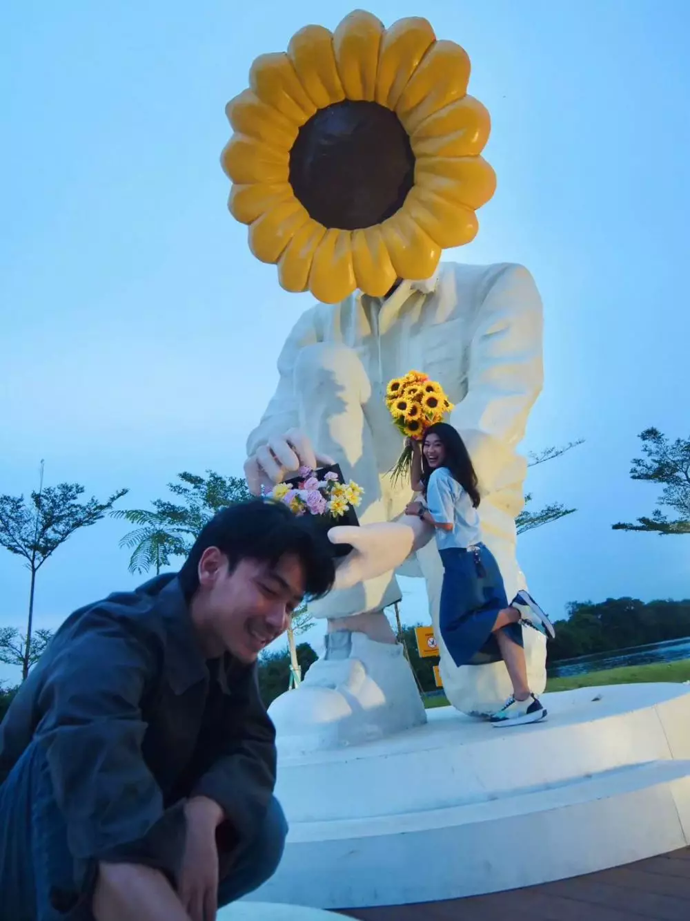 Pria buat patung raksasan untuk lamar kekasih © 2025 brilio.net