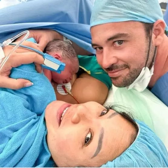 7 Tahun menanti momongan, 7 potret Aline Adita melahirkan di usia 45 usai 7 kali gagal bayi tabung