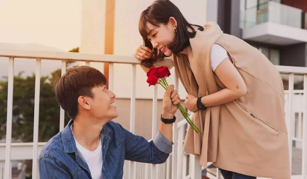 Kata-kata cinta lucu bikin baper sahabat terbaik 2025 © 2025 berbagai sumber