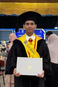 Sebuah pencapaian luar biasa, mengingat rata-rata usia lulusan doktor di kampus ini mencapai 41 tahun lebih.