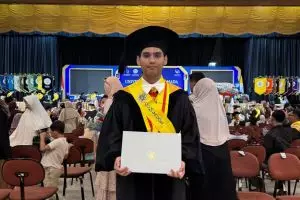 Rizky Aflaha jadi doktor termuda UGM di usia 25, selesaikan S3 dalam 3 tahun, ini kisah lengkapnya
