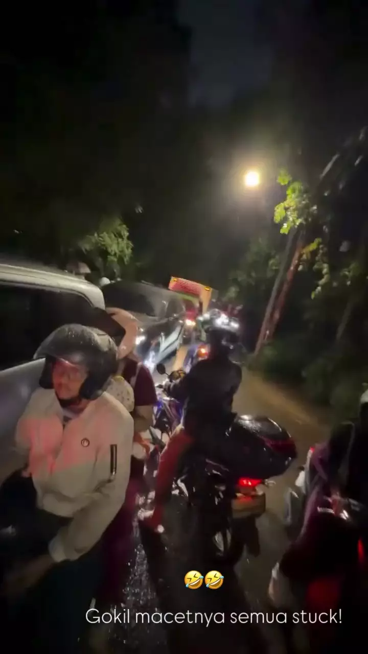 Nagita Slavina dan teman artis jalan kaki naik MRT © 2025 brilio.net Nagita Slavina dan teman artis jalan kaki naik MRT © 2025 brilio.net