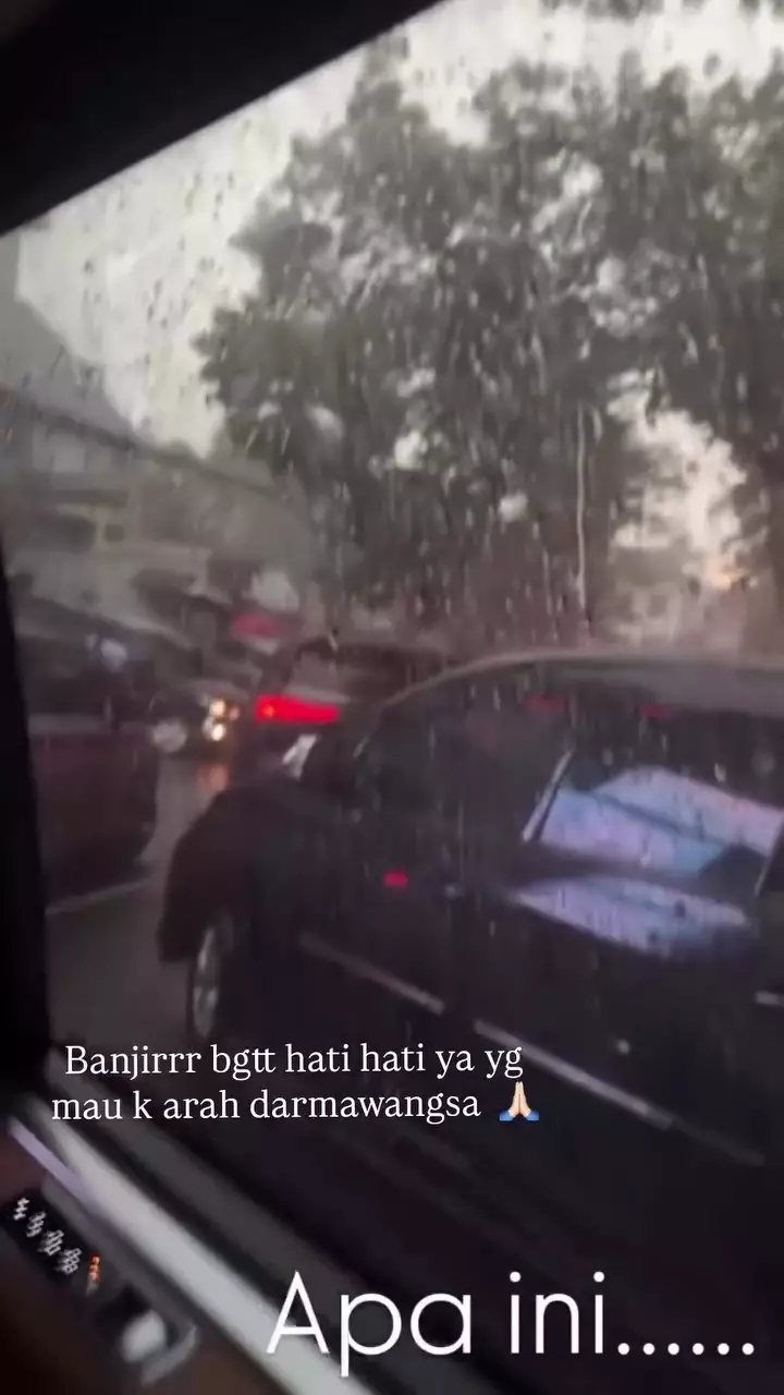 Nagita Slavina dan teman artis jalan kaki naik MRT © 2025 brilio.net Nagita Slavina dan teman artis jalan kaki naik MRT © 2025 brilio.net