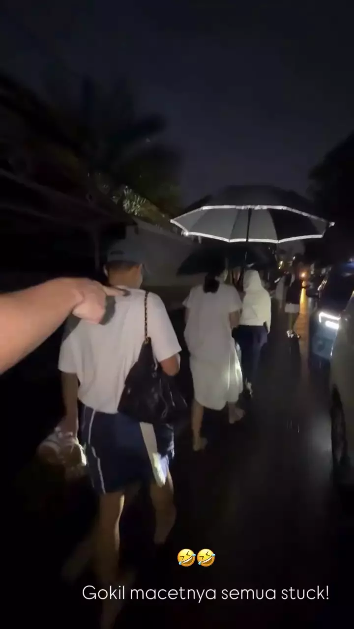 Nagita Slavina dan teman artis jalan kaki naik MRT © 2025 brilio.net Nagita Slavina dan teman artis jalan kaki naik MRT © 2025 brilio.net