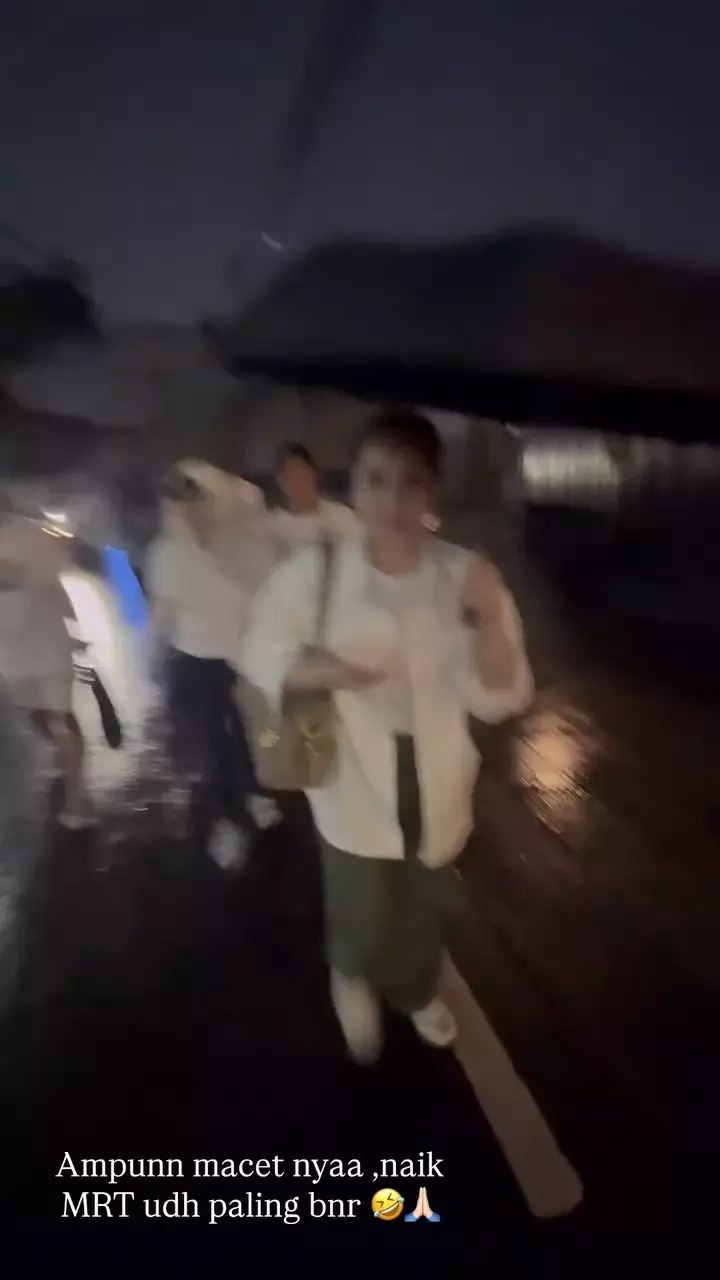 Nagita Slavina dan teman artis jalan kaki naik MRT © 2025 brilio.net Nagita Slavina dan teman artis jalan kaki naik MRT © 2025 brilio.net