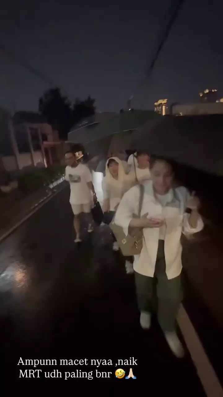 Nagita Slavina dan teman artis jalan kaki naik MRT © 2025 brilio.net Nagita Slavina dan teman artis jalan kaki naik MRT © 2025 brilio.net