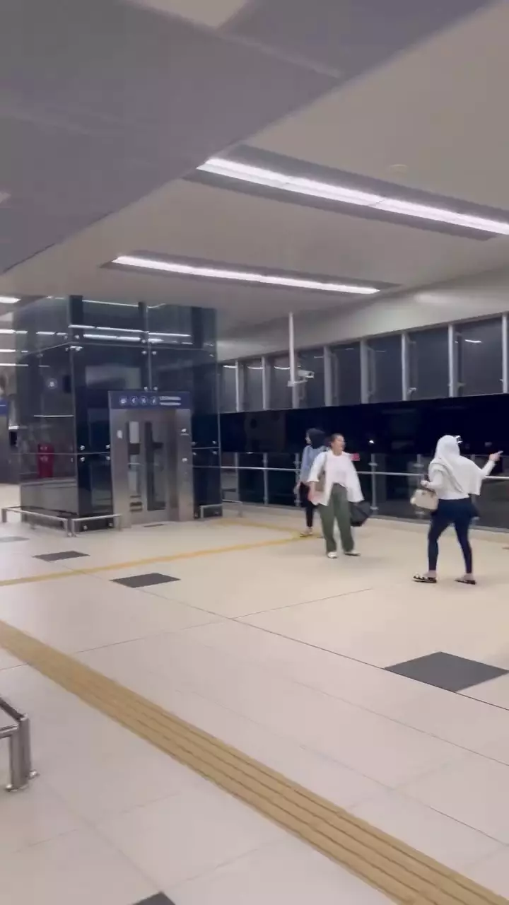 Nagita Slavina dan teman artis jalan kaki naik MRT © 2025 brilio.net Nagita Slavina dan teman artis jalan kaki naik MRT © 2025 brilio.net