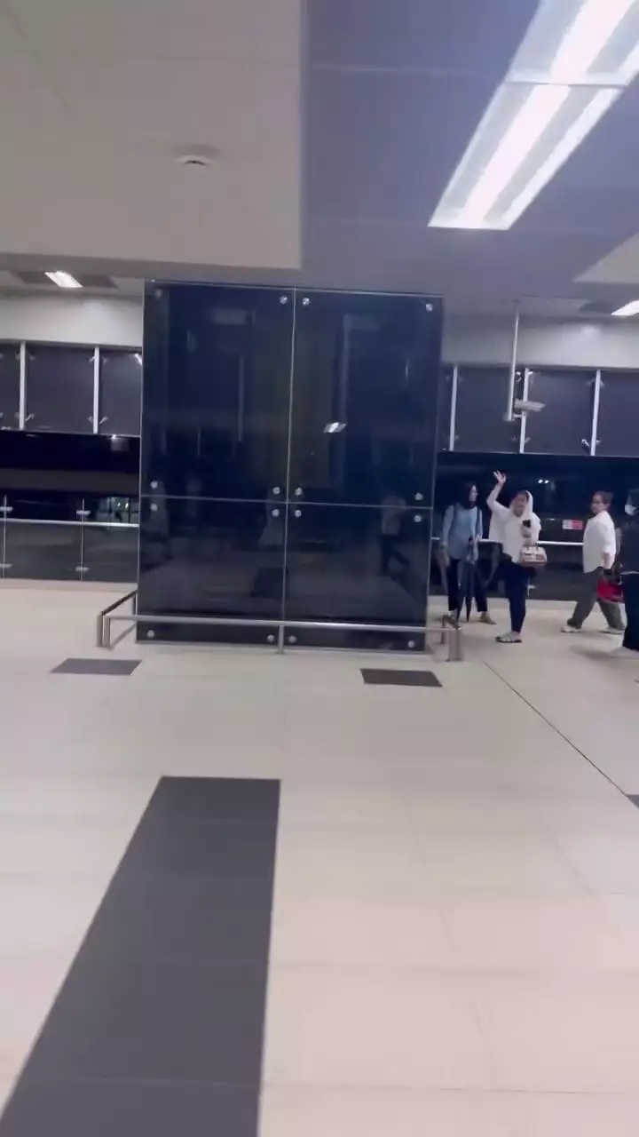 Nagita Slavina dan teman artis jalan kaki naik MRT © 2025 brilio.net Nagita Slavina dan teman artis jalan kaki naik MRT © 2025 brilio.net