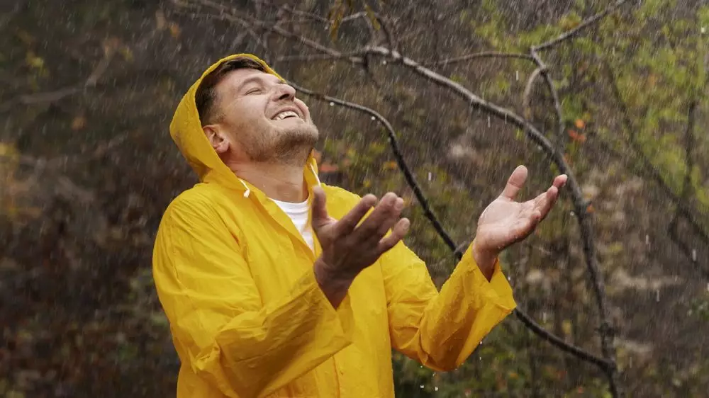 100 Kata-kata motivasi hujan deras, penuh keteguhan dan ketenangan © 2025 brilio.net