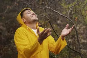 100 Kata-kata motivasi hujan deras, penuh keteguhan dan ketenangan