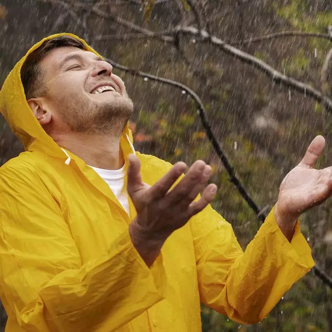 100 Kata-kata motivasi hujan deras, penuh keteguhan dan ketenangan