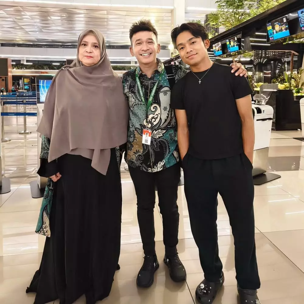 Ruben Onsu umrah kedua kali bareng Mama Ifah © 2025 Instagram