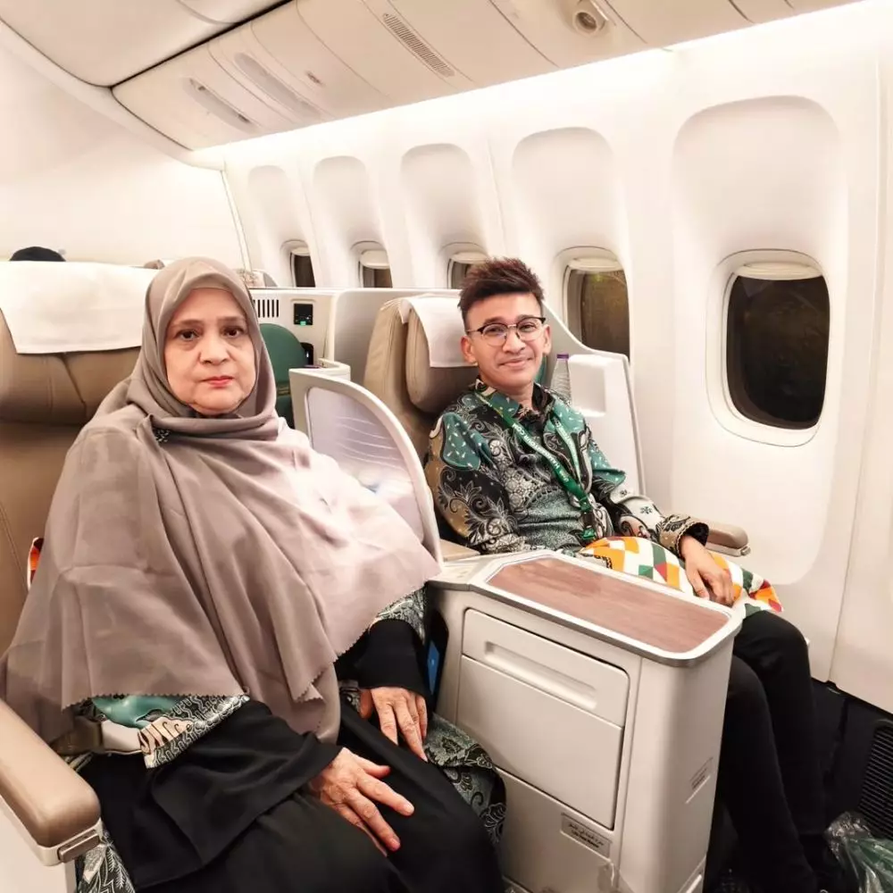 Ruben Onsu umrah kedua kali bareng Mama Ifah © 2025 Instagram
