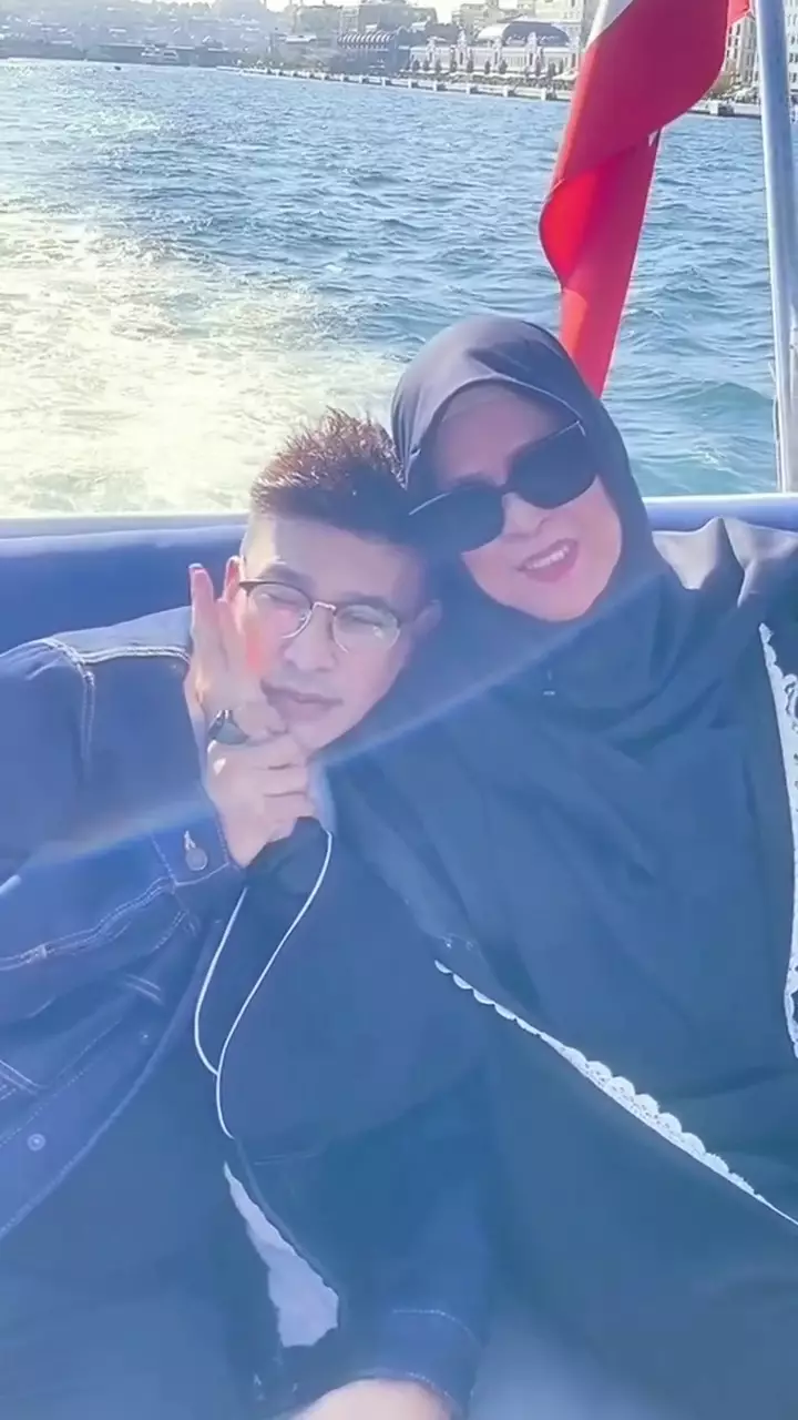 Ruben Onsu umrah kedua kali bareng Mama Ifah © 2025 Instagram