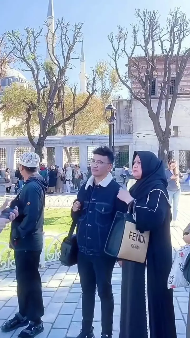 Ruben Onsu umrah kedua kali bareng Mama Ifah © 2025 Instagram