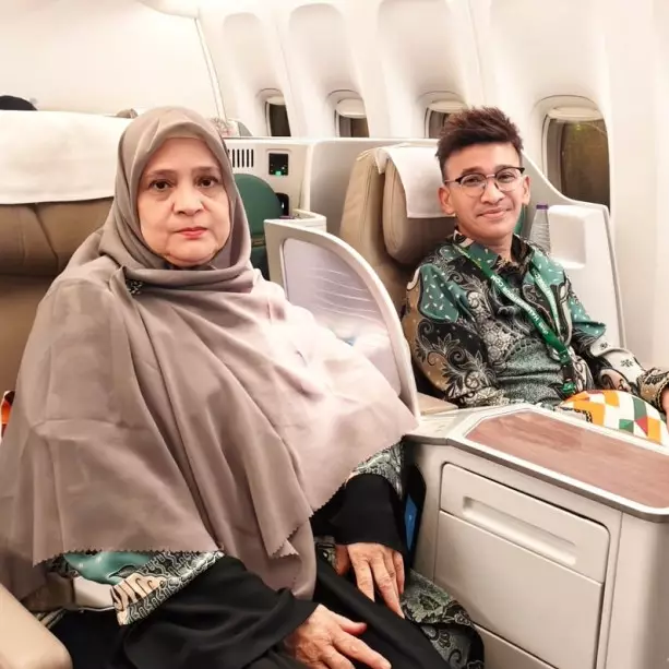 9 Potret bahagia Ruben Onsu umrah kedua kalinya, ajak Mama Ifah yang sudah dianggap sebagai ibu