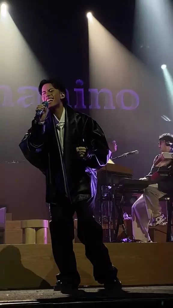 Vidi Aldiano tampil di konser Laleilmanino © 2025 brilio.net Vidi Aldiano tampil di konser Laleilmanino © 2025 brilio.net