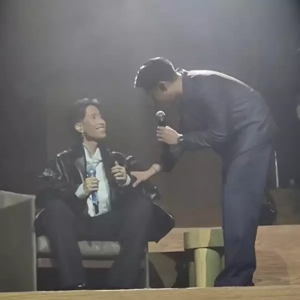 9 Potret Vidi Aldiano berwajah pucat manggung di konser Laleilmanino, semangatnya bikin hati tersentuh