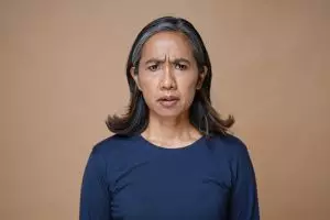 Nggak perlu cat rambut, ini trik 3 bahan dapur yang bikin uban hilang dan rambut tetap sehat