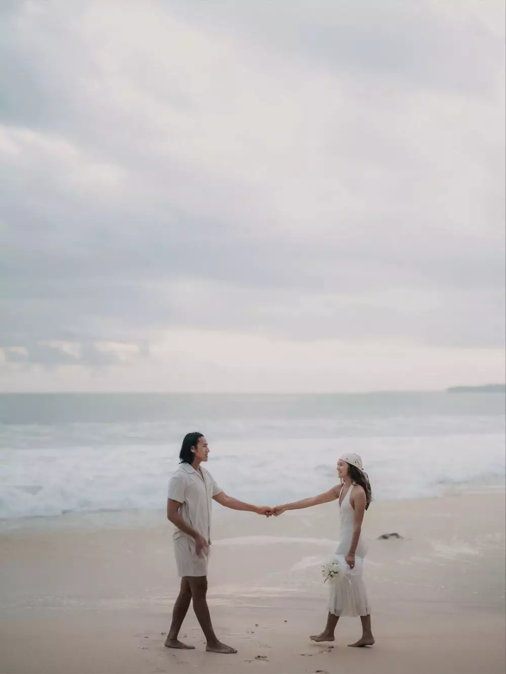 Sean Gelael lamar Hana Malasan di pantai Sumba © 2025 Instagram