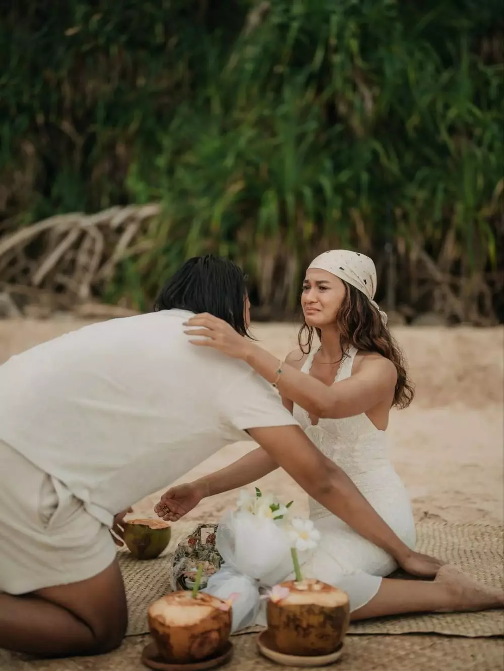 Sean Gelael lamar Hana Malasan di pantai Sumba © 2025 Instagram